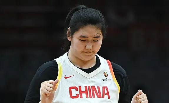 球王会官方-全靠小将撑着？中国女篮半场仅得28分，张子宇一人12分