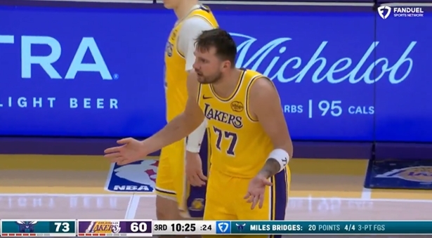 球王会体育-东契奇一直摊着手抱怨 黄蜂解说嘲讽：这家伙就是个怨妇